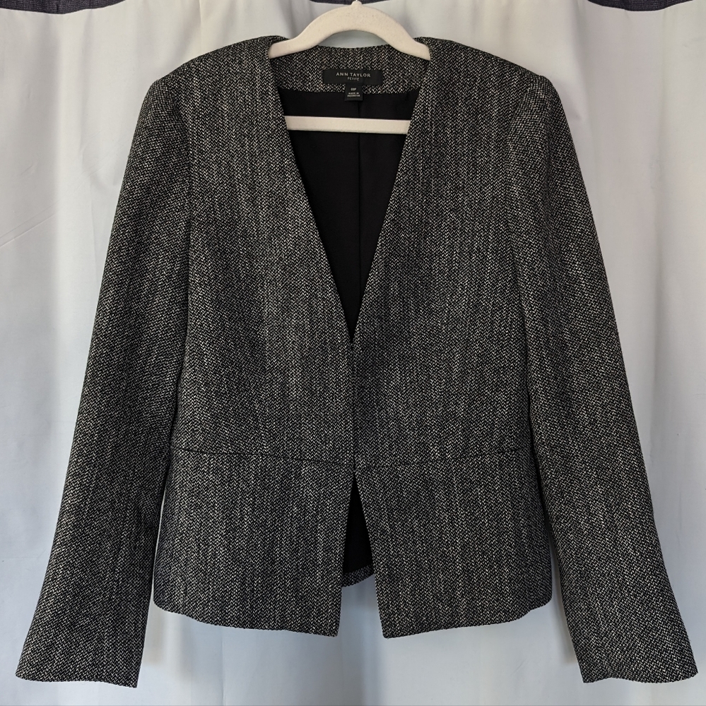 Ann Taylor black and white blazer. Size 00P